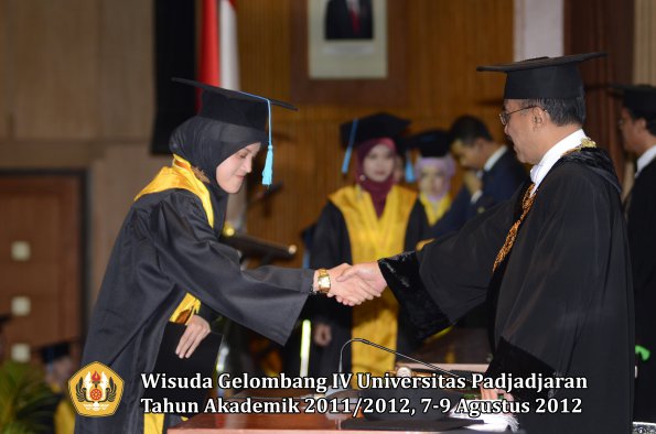 wisuda-unpad-gel-iv-2011_2012-fakultas-ilmu-budaya-oleh-rektor-119