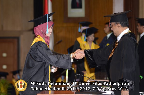 wisuda-unpad-gel-iv-2011_2012-fakultas-ilmu-budaya-oleh-rektor-120