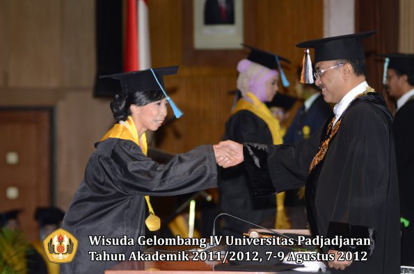 wisuda-unpad-gel-iv-2011_2012-fakultas-ilmu-budaya-oleh-rektor-121