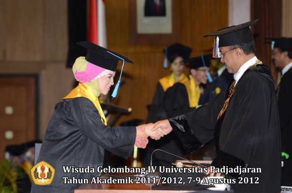 wisuda-unpad-gel-iv-2011_2012-fakultas-ilmu-budaya-oleh-rektor-123