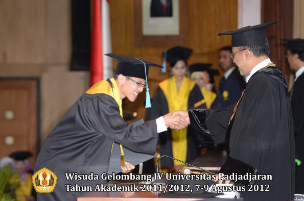 wisuda-unpad-gel-iv-2011_2012-fakultas-ilmu-budaya-oleh-rektor-124