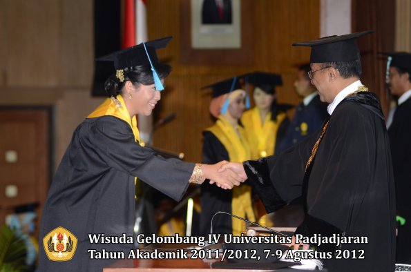 wisuda-unpad-gel-iv-2011_2012-fakultas-ilmu-budaya-oleh-rektor-125