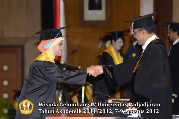 wisuda-unpad-gel-iv-2011_2012-fakultas-ilmu-budaya-oleh-rektor-126