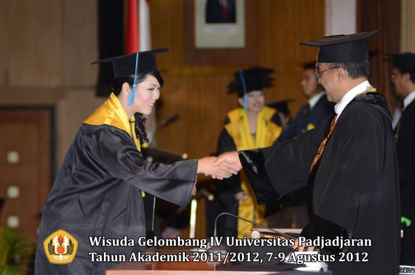 wisuda-unpad-gel-iv-2011_2012-fakultas-ilmu-budaya-oleh-rektor-127