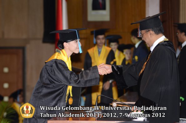 wisuda-unpad-gel-iv-2011_2012-fakultas-ilmu-budaya-oleh-rektor-128