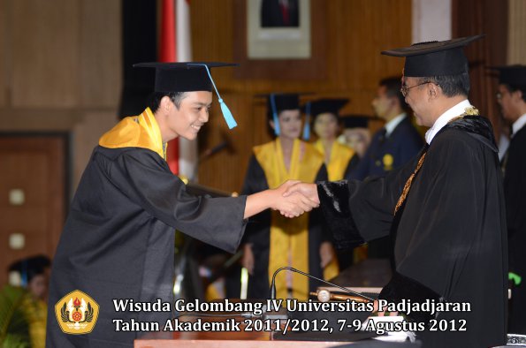 wisuda-unpad-gel-iv-2011_2012-fakultas-ilmu-budaya-oleh-rektor-129