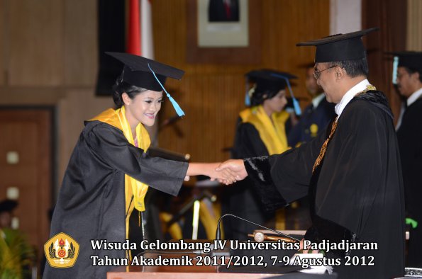 wisuda-unpad-gel-iv-2011_2012-fakultas-ilmu-budaya-oleh-rektor-130