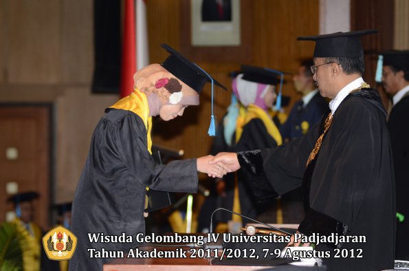 wisuda-unpad-gel-iv-2011_2012-fakultas-ilmu-budaya-oleh-rektor-132