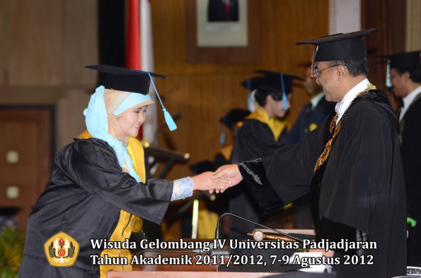 wisuda-unpad-gel-iv-2011_2012-fakultas-ilmu-budaya-oleh-rektor-134