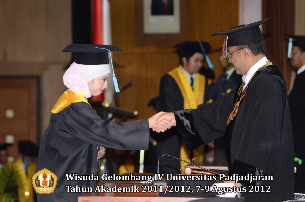 wisuda-unpad-gel-iv-2011_2012-fakultas-ilmu-budaya-oleh-rektor-136