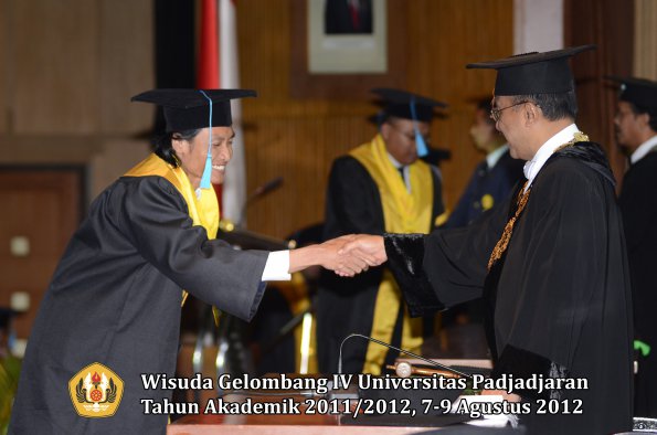 wisuda-unpad-gel-iv-2011_2012-fakultas-ilmu-budaya-oleh-rektor-140