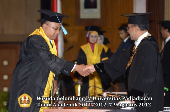 wisuda-unpad-gel-iv-2011_2012-fakultas-ilmu-budaya-oleh-rektor-141