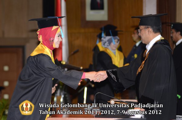 wisuda-unpad-gel-iv-2011_2012-fakultas-ilmu-budaya-oleh-rektor-142