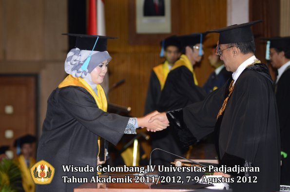 wisuda-unpad-gel-iv-2011_2012-fakultas-ilmu-budaya-oleh-rektor-143