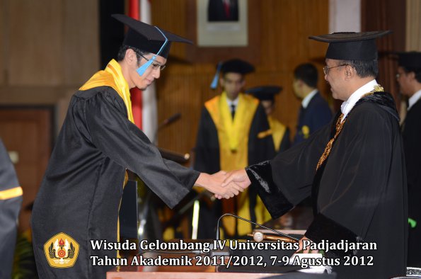 wisuda-unpad-gel-iv-2011_2012-fakultas-ilmu-budaya-oleh-rektor-144