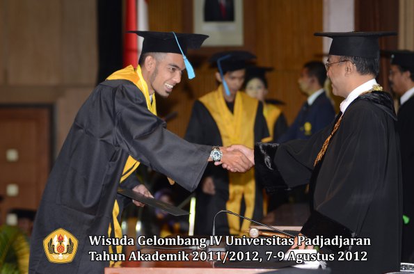 wisuda-unpad-gel-iv-2011_2012-fakultas-ilmu-budaya-oleh-rektor-145