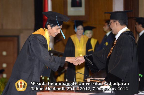 wisuda-unpad-gel-iv-2011_2012-fakultas-ilmu-budaya-oleh-rektor-146