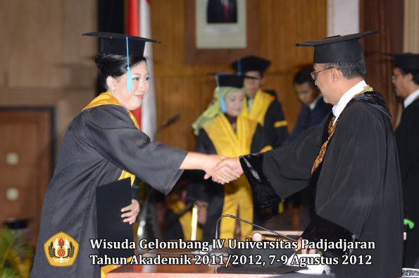 wisuda-unpad-gel-iv-2011_2012-fakultas-ilmu-budaya-oleh-rektor-147