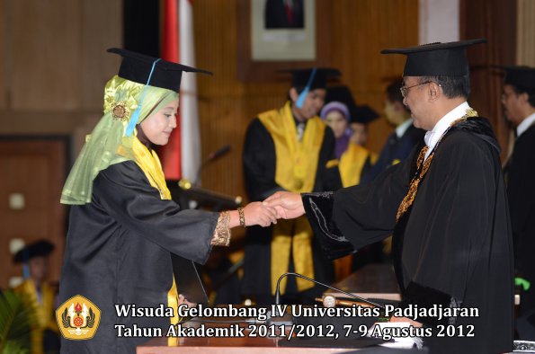 wisuda-unpad-gel-iv-2011_2012-fakultas-ilmu-budaya-oleh-rektor-148