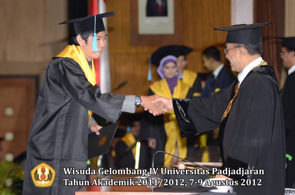 wisuda-unpad-gel-iv-2011_2012-fakultas-ilmu-budaya-oleh-rektor-149