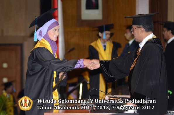 wisuda-unpad-gel-iv-2011_2012-fakultas-ilmu-budaya-oleh-rektor-150