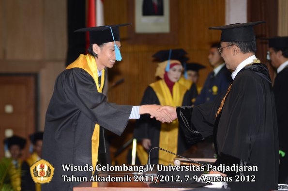 wisuda-unpad-gel-iv-2011_2012-fakultas-ilmu-budaya-oleh-rektor-151