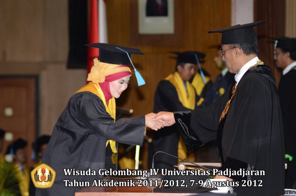 wisuda-unpad-gel-iv-2011_2012-fakultas-ilmu-budaya-oleh-rektor-152