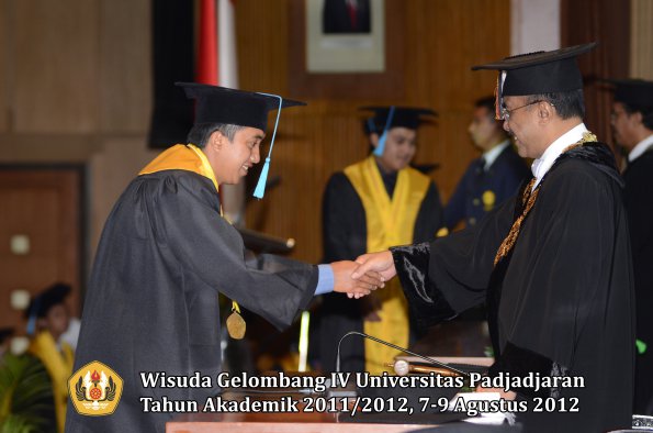 wisuda-unpad-gel-iv-2011_2012-fakultas-ilmu-budaya-oleh-rektor-153