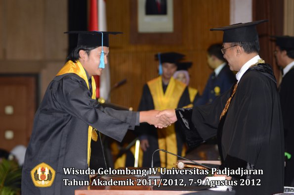 wisuda-unpad-gel-iv-2011_2012-fakultas-ilmu-budaya-oleh-rektor-154