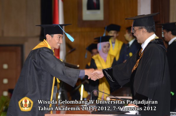 wisuda-unpad-gel-iv-2011_2012-fakultas-ilmu-budaya-oleh-rektor-155