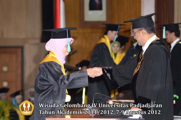 wisuda-unpad-gel-iv-2011_2012-fakultas-ilmu-budaya-oleh-rektor-156