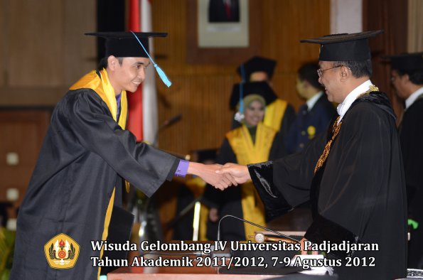 wisuda-unpad-gel-iv-2011_2012-fakultas-ilmu-budaya-oleh-rektor-157