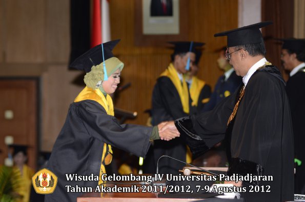 wisuda-unpad-gel-iv-2011_2012-fakultas-ilmu-budaya-oleh-rektor-158