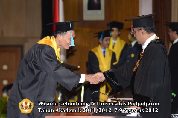 wisuda-unpad-gel-iv-2011_2012-fakultas-ilmu-budaya-oleh-rektor-159