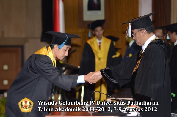 wisuda-unpad-gel-iv-2011_2012-fakultas-ilmu-budaya-oleh-rektor-160