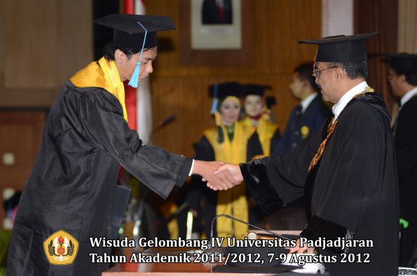 wisuda-unpad-gel-iv-2011_2012-fakultas-ilmu-budaya-oleh-rektor-161