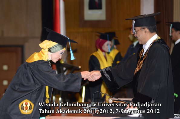 wisuda-unpad-gel-iv-2011_2012-fakultas-ilmu-budaya-oleh-rektor-162