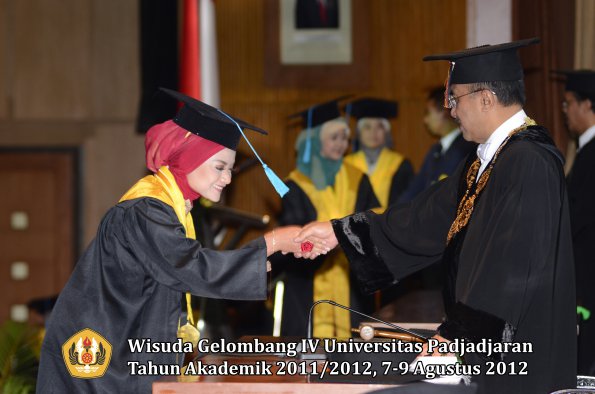 wisuda-unpad-gel-iv-2011_2012-fakultas-ilmu-budaya-oleh-rektor-163