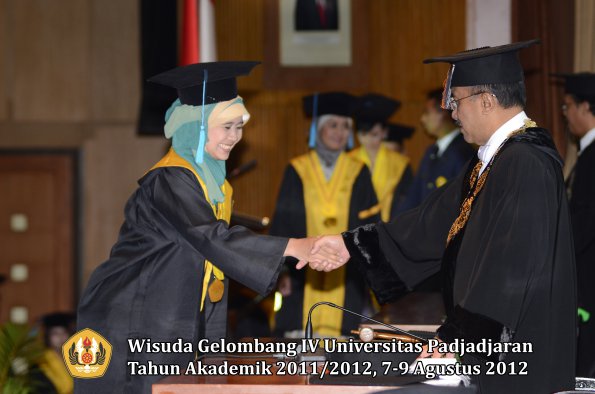 wisuda-unpad-gel-iv-2011_2012-fakultas-ilmu-budaya-oleh-rektor-164