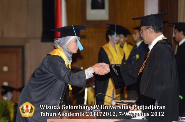 wisuda-unpad-gel-iv-2011_2012-fakultas-ilmu-budaya-oleh-rektor-165