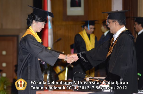 wisuda-unpad-gel-iv-2011_2012-fakultas-ilmu-budaya-oleh-rektor-166