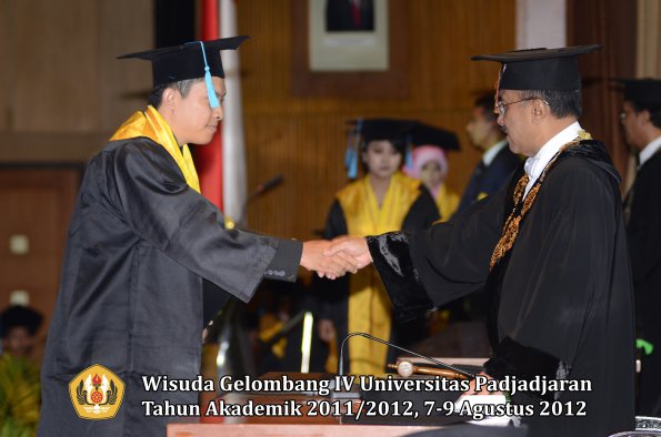 wisuda-unpad-gel-iv-2011_2012-fakultas-ilmu-budaya-oleh-rektor-167