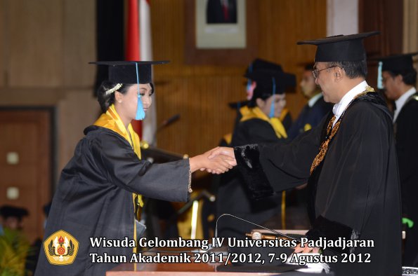 wisuda-unpad-gel-iv-2011_2012-fakultas-ilmu-budaya-oleh-rektor-168