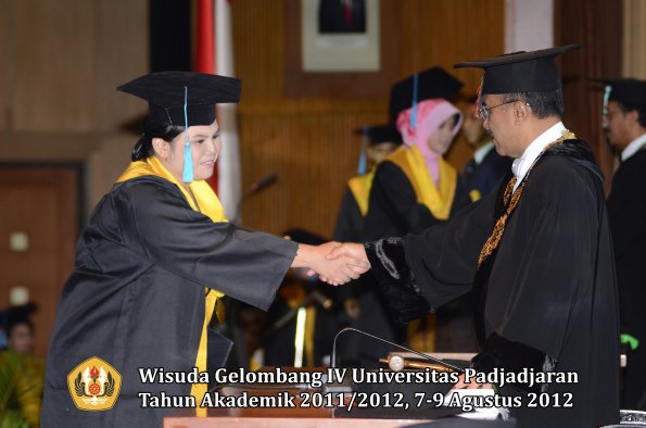 wisuda-unpad-gel-iv-2011_2012-fakultas-ilmu-budaya-oleh-rektor-169