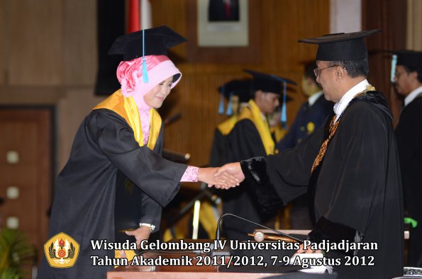 wisuda-unpad-gel-iv-2011_2012-fakultas-ilmu-budaya-oleh-rektor-170