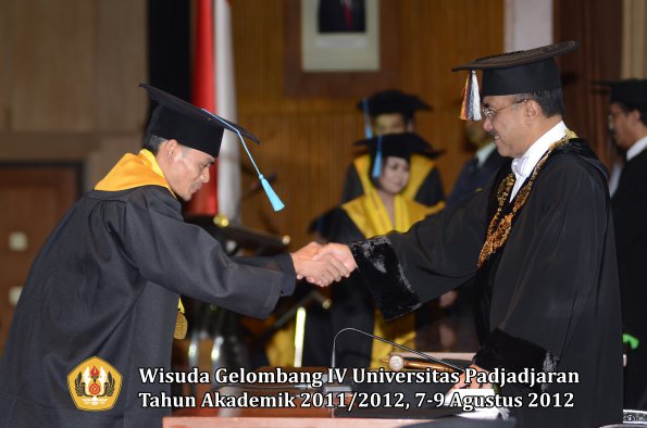 wisuda-unpad-gel-iv-2011_2012-fakultas-ilmu-budaya-oleh-rektor-171