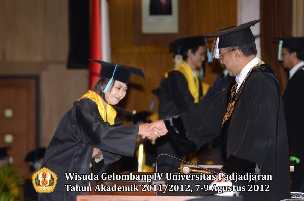 wisuda-unpad-gel-iv-2011_2012-fakultas-ilmu-budaya-oleh-rektor-172