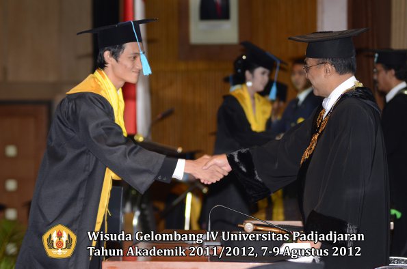 wisuda-unpad-gel-iv-2011_2012-fakultas-ilmu-budaya-oleh-rektor-173