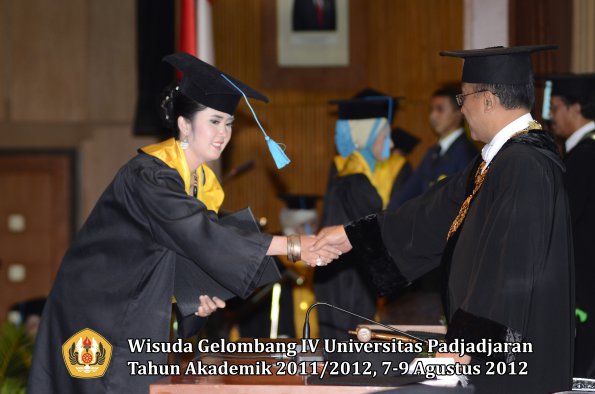 wisuda-unpad-gel-iv-2011_2012-fakultas-ilmu-budaya-oleh-rektor-174