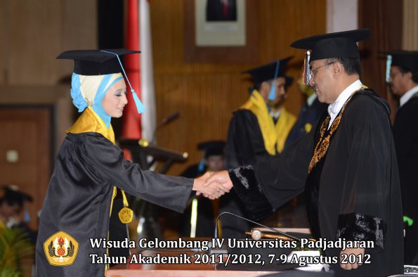 wisuda-unpad-gel-iv-2011_2012-fakultas-ilmu-budaya-oleh-rektor-175